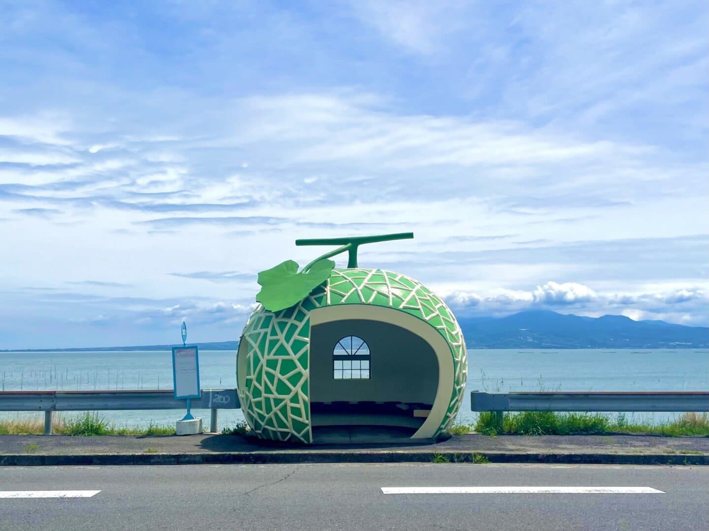 長崎県諫早市小長井地域　フルーツ形のバス停